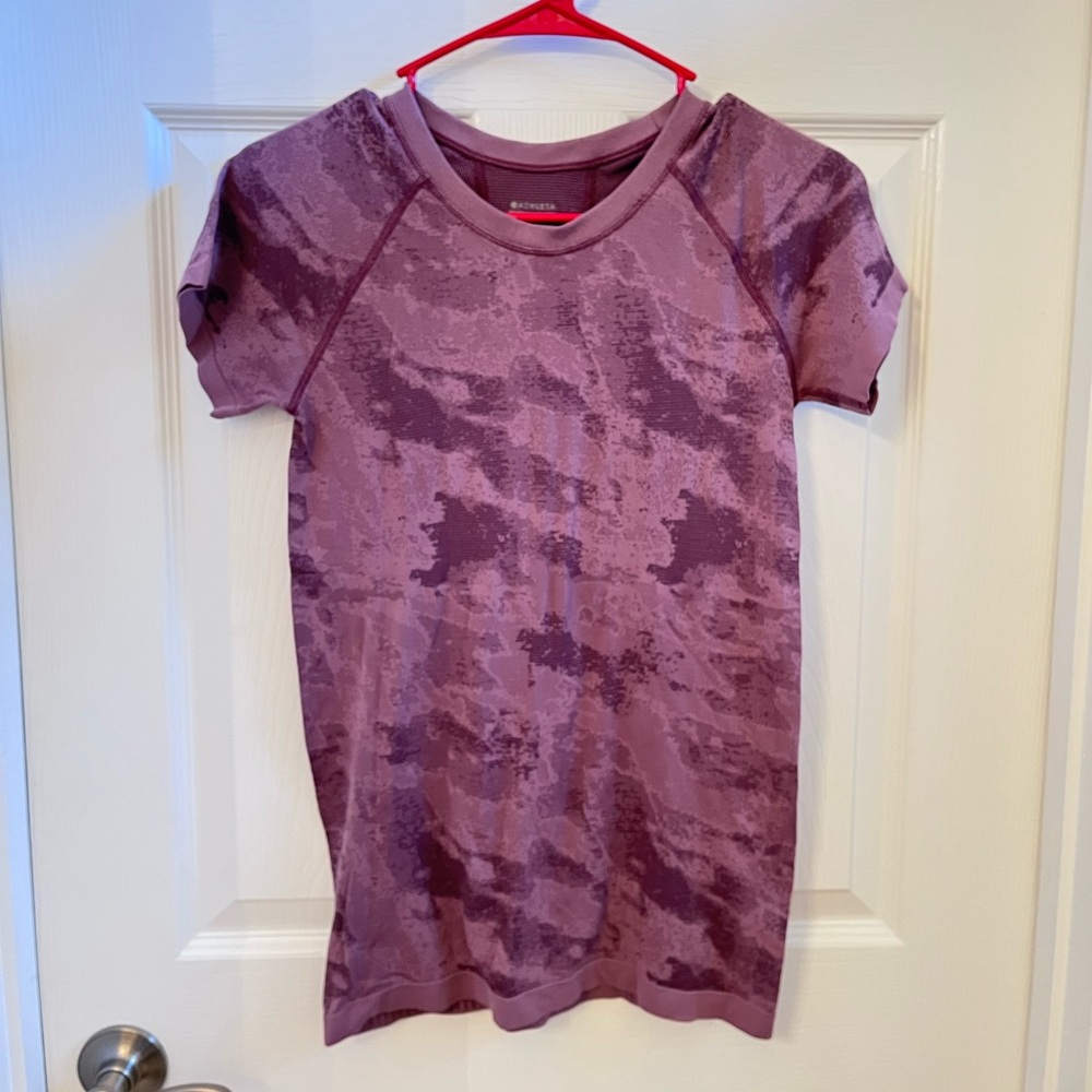 Athleta fitted workout short sleeve top